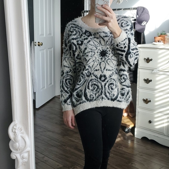 Katsumi black and cream fuzzy sweater - Picture 4 of 4